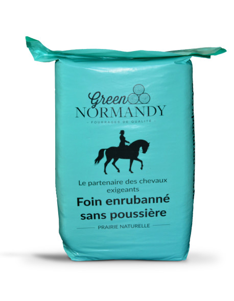 Foin enrubanné de pairie naturelle en petites bottes.